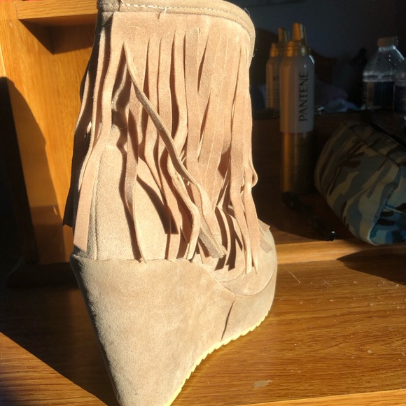 UNBRAND | Cute beige with cream faux Sherpa inside |9,5" high 4,5" heel | 5 - Picture 5 of 12